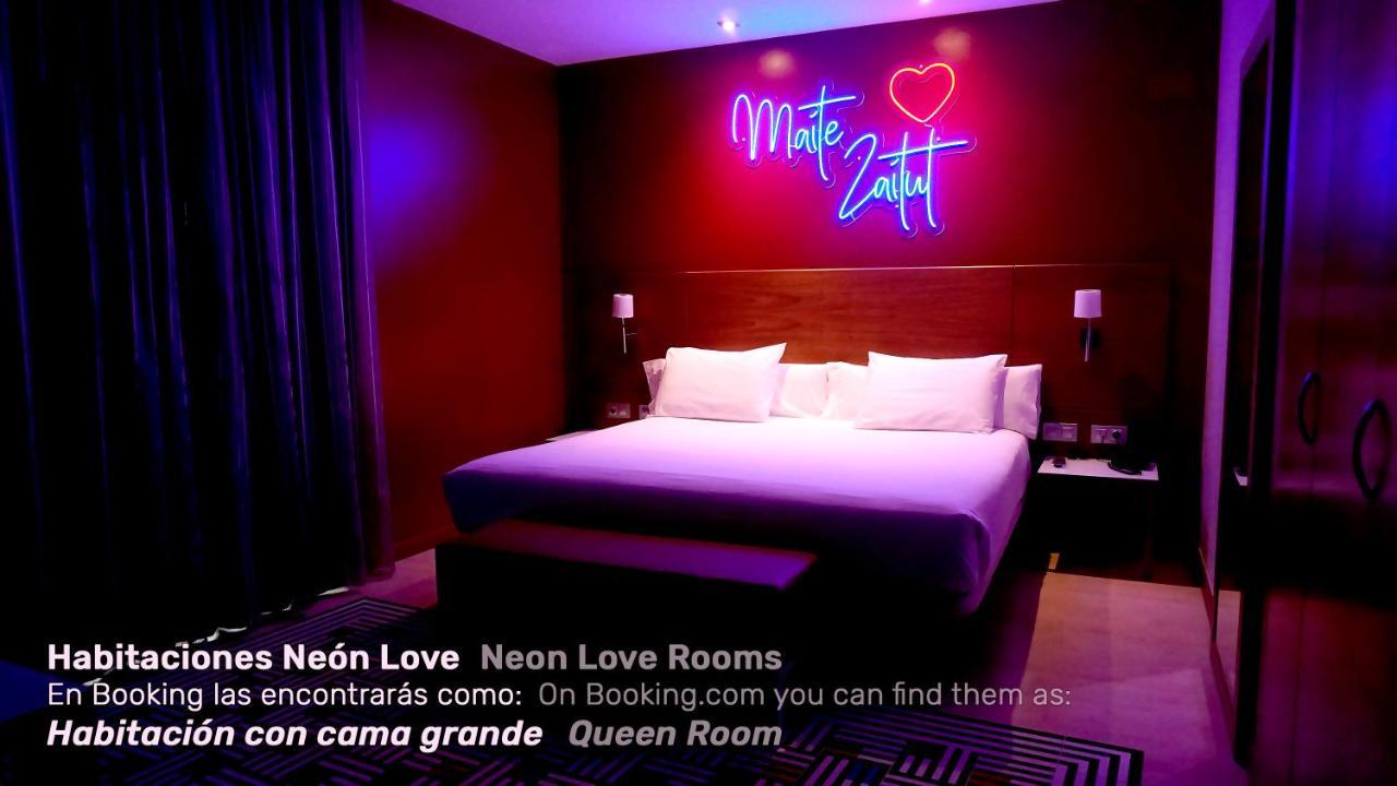 โรงแรมกรัน บิลเบา ภายนอก รูปภาพ Neon Love Rooms