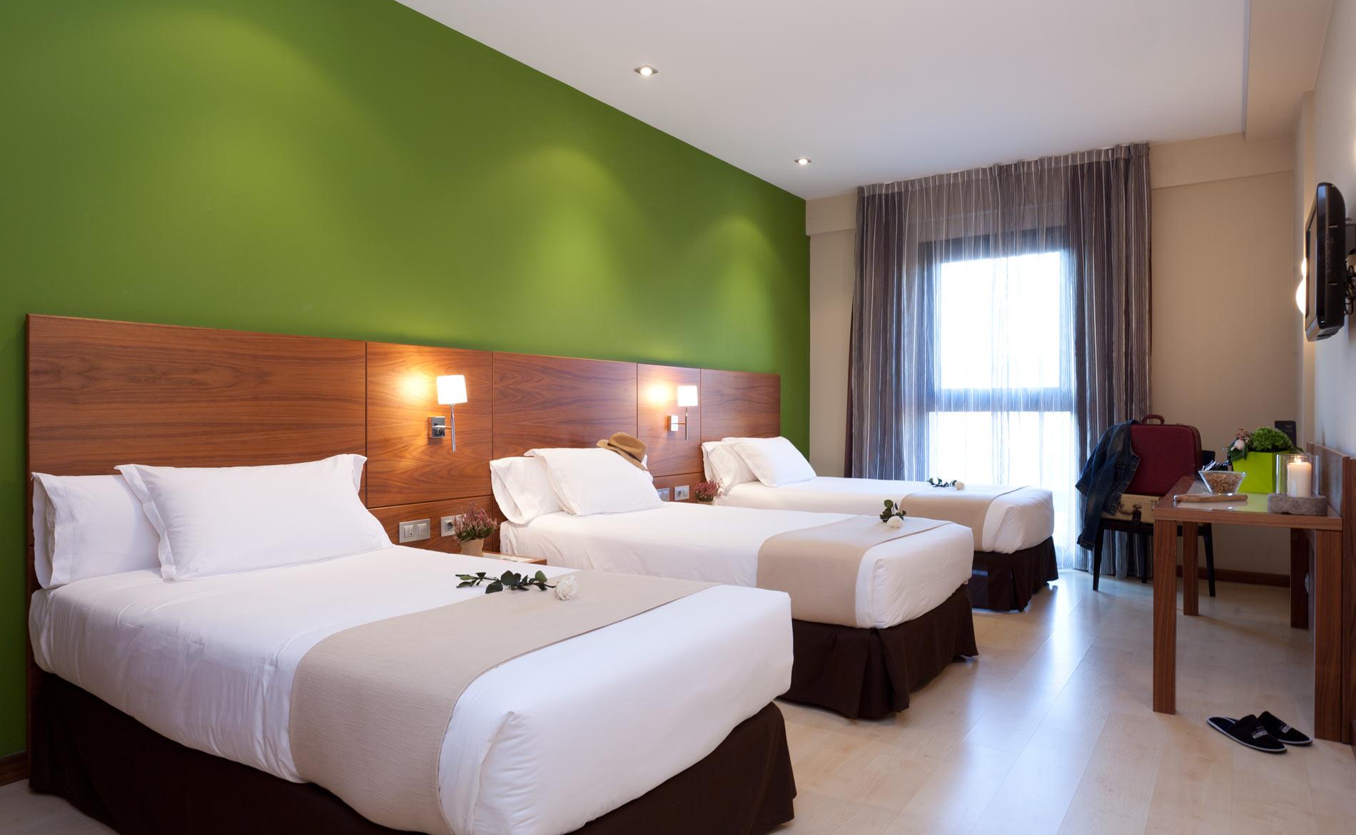 โรงแรมกรัน บิลเบา ภายนอก รูปภาพ Room at a hotel in Madrid, Spain.