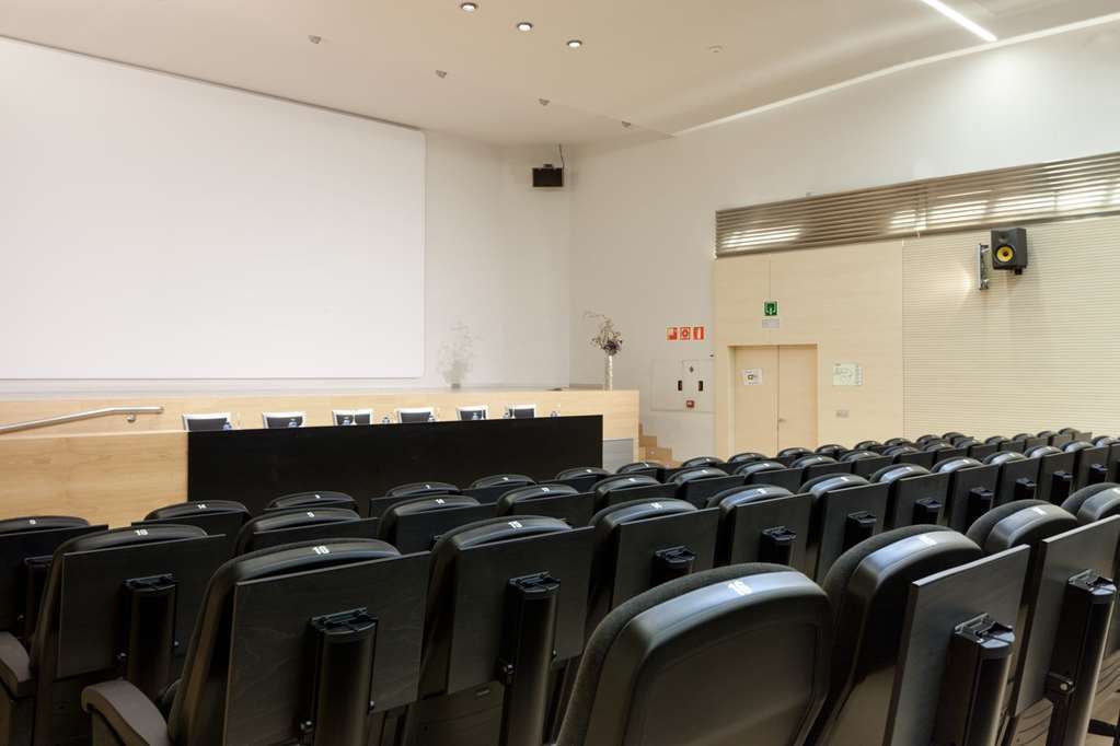 โรงแรมกรัน บิลเบา ภายนอก รูปภาพ The lecture hall of the University of Helsinki.