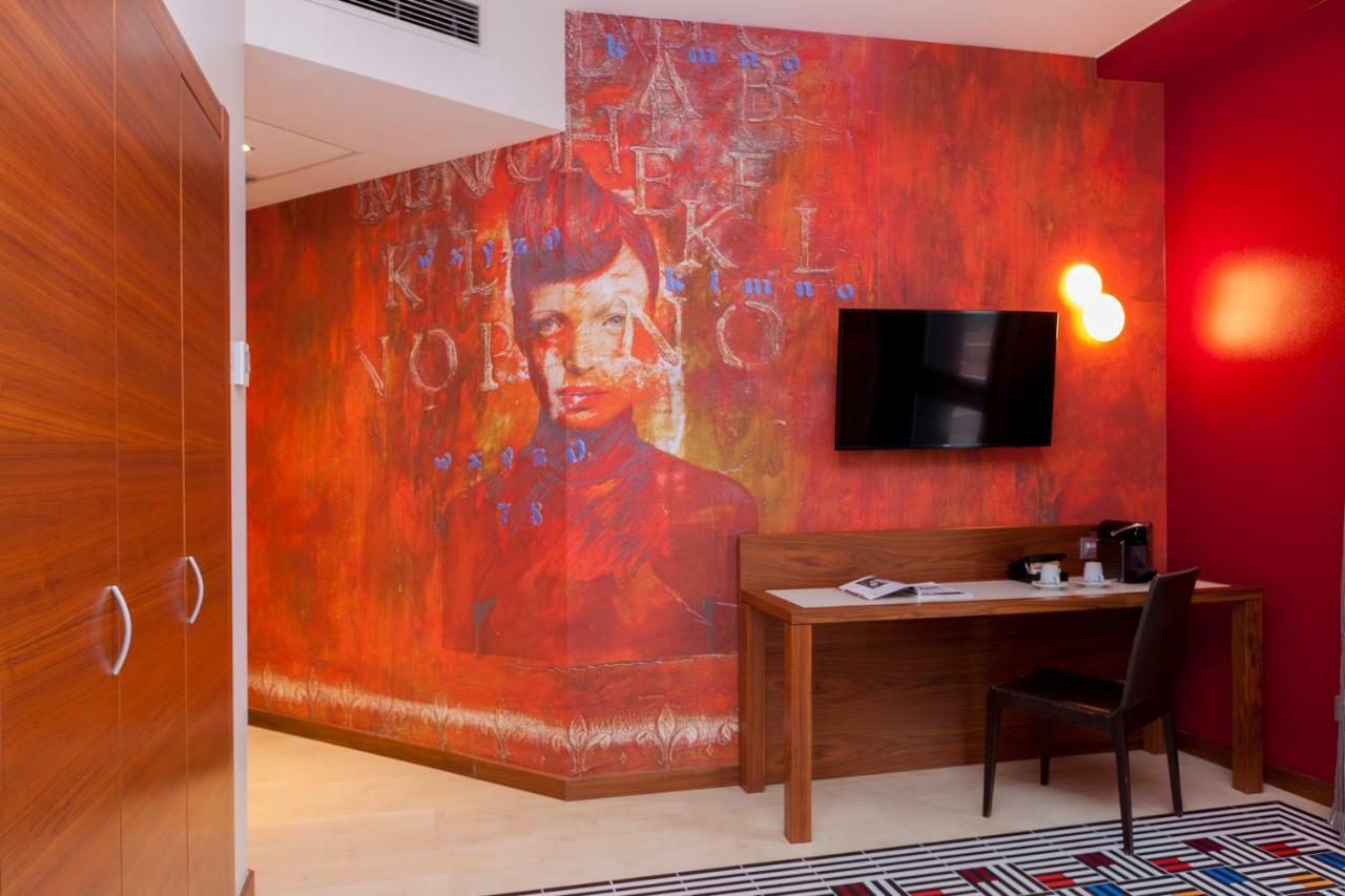 โรงแรมกรัน บิลเบา ภายนอก รูปภาพ The picture of the artist on the wall of the room