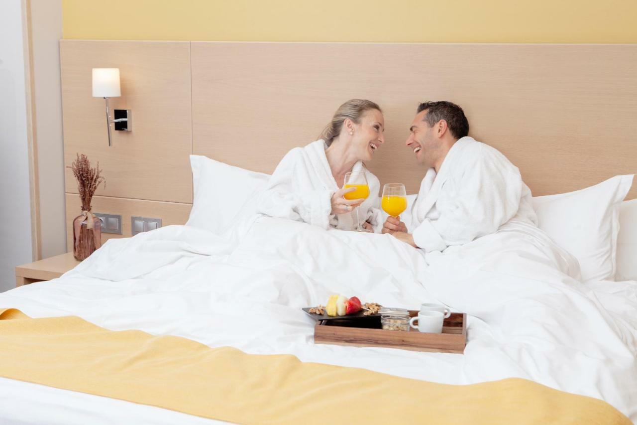 โรงแรมกรัน บิลเบา ภายนอก รูปภาพ couple in bathrobe